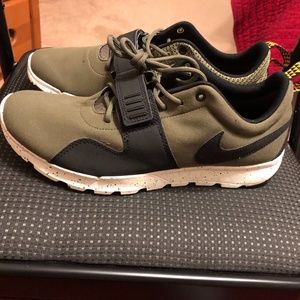 NIKE ACG MEN'S SIZE 9 OLIVE BLACK WHITE NEVER WORN